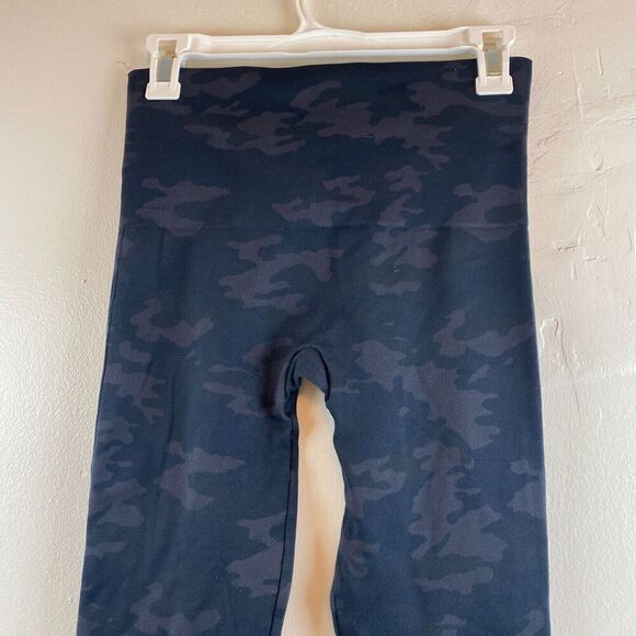 Spanx Look At Me Now Seamless 7/8 25'' Leggings Black Camo Size Medium Gym - Picture 6 of 11
